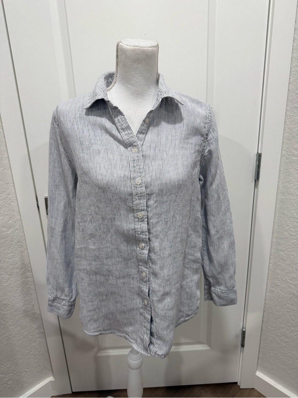 Quince Linen Blend Long Sleeve Shirt in Blue Pinstripe. Size Small Coastal - Picture 3 of 7